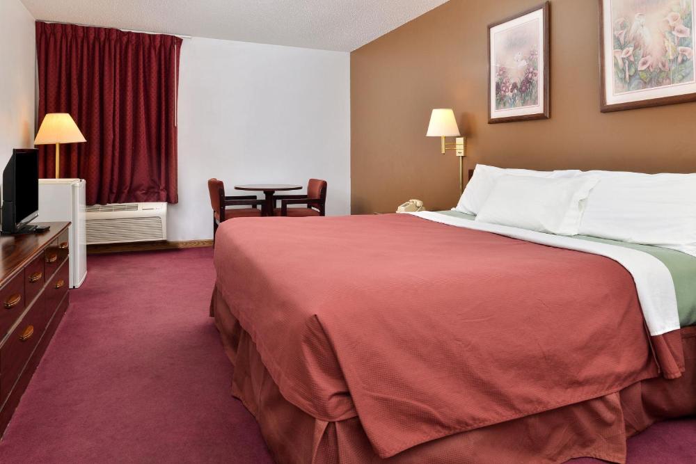 King Room - Non-Smoking interior